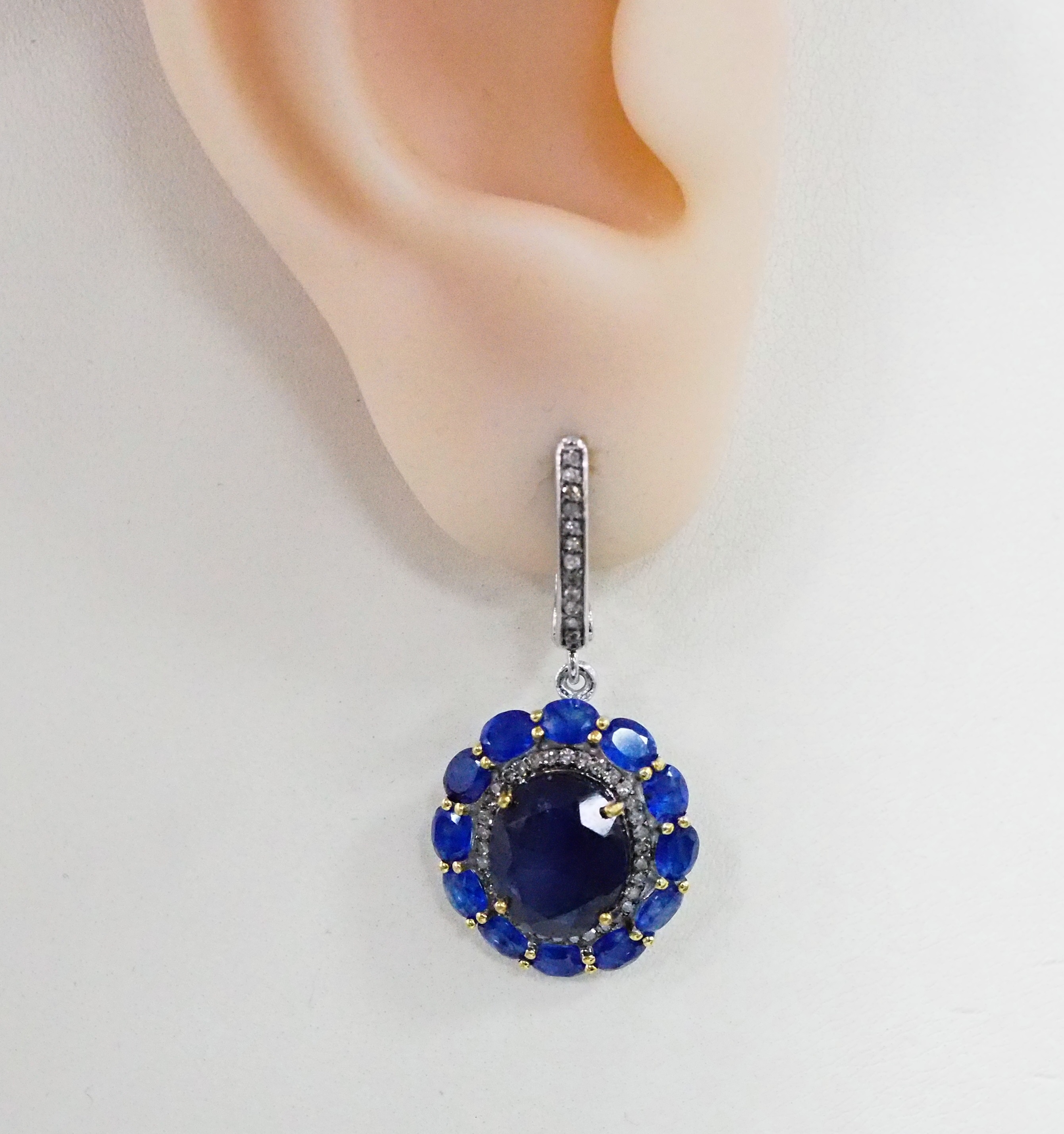 Серебряные серьги 925 пробы; вставки 68 Бр.Кр-17 3/3 0,45 ct; 26 Сапфир F/2 16,3 ct;